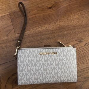 Micheal kors wallet wristlet